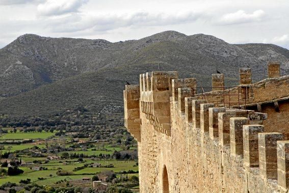 Zacken, Schießscharten, hohe Mauern: Ein Besuch in der Festung im Nordosten von Mallorca.