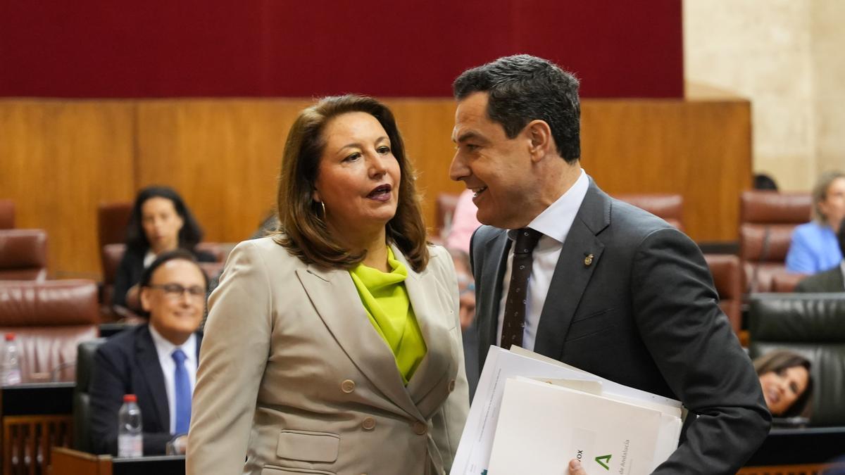 El presidente de la Junta, Juanma Moreno, junto a la consejera de Agricultura, Pesca, Agua y Desarrollo Rural de la Junta de Andalucía, Carmen Crespo, este jueves