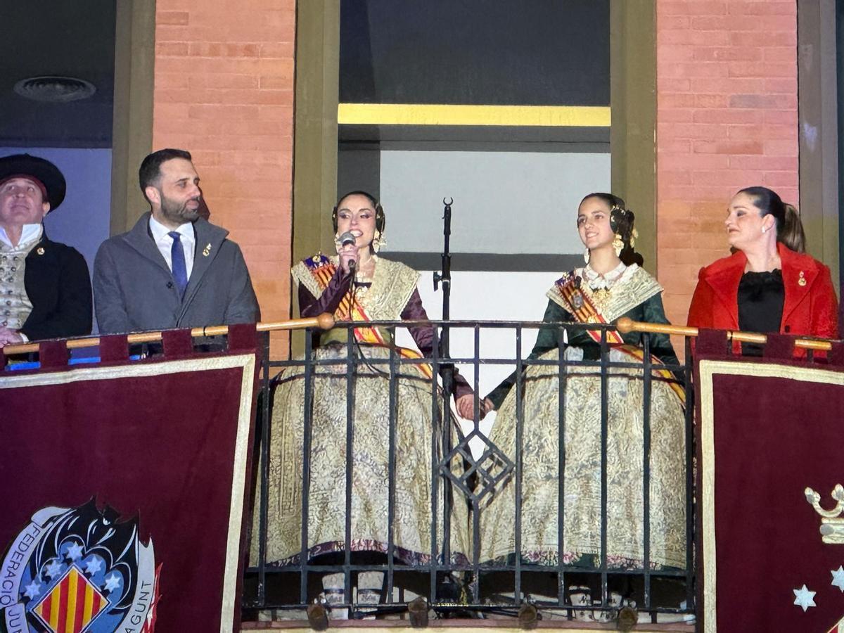 Las falleras mayores durante su intervención.