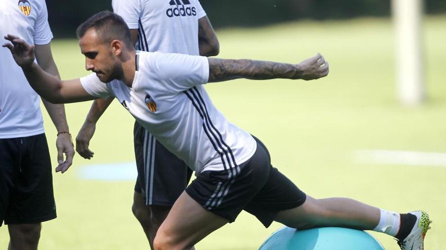 Paco Alcácer en el primer entrenamiento del Valencia en Venlo (Holanda)