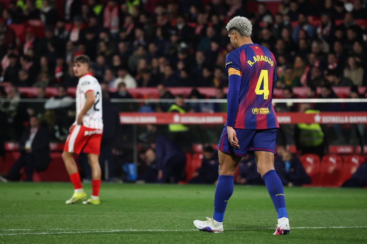 Araujo cabizbajo en la derrota del Girona