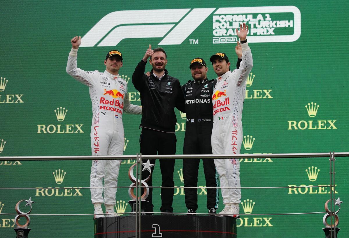 Istanbul (Turkey), 10/10/2021.- Winner Finnish Formula One driver Valtteri Bottas of Mercedes-AMG Petronas (2-R), second placed Dutch Formula One driver Max Verstappen (L) of Red Bull Racing and third placed Mexican Formula One driver Sergio Perez (R) of Red Bull Racing pose on the podium during the award ceremony of Formula One Grand Prix of Turkey at the Intercity Istanbul Park circuit in Istanbul, Turkey, 10 October 2021. (Fórmula Uno, Turquía, Estanbul) EFE/EPA/UMIT BEKTAS / POOL. gp turquia 2021. estambul