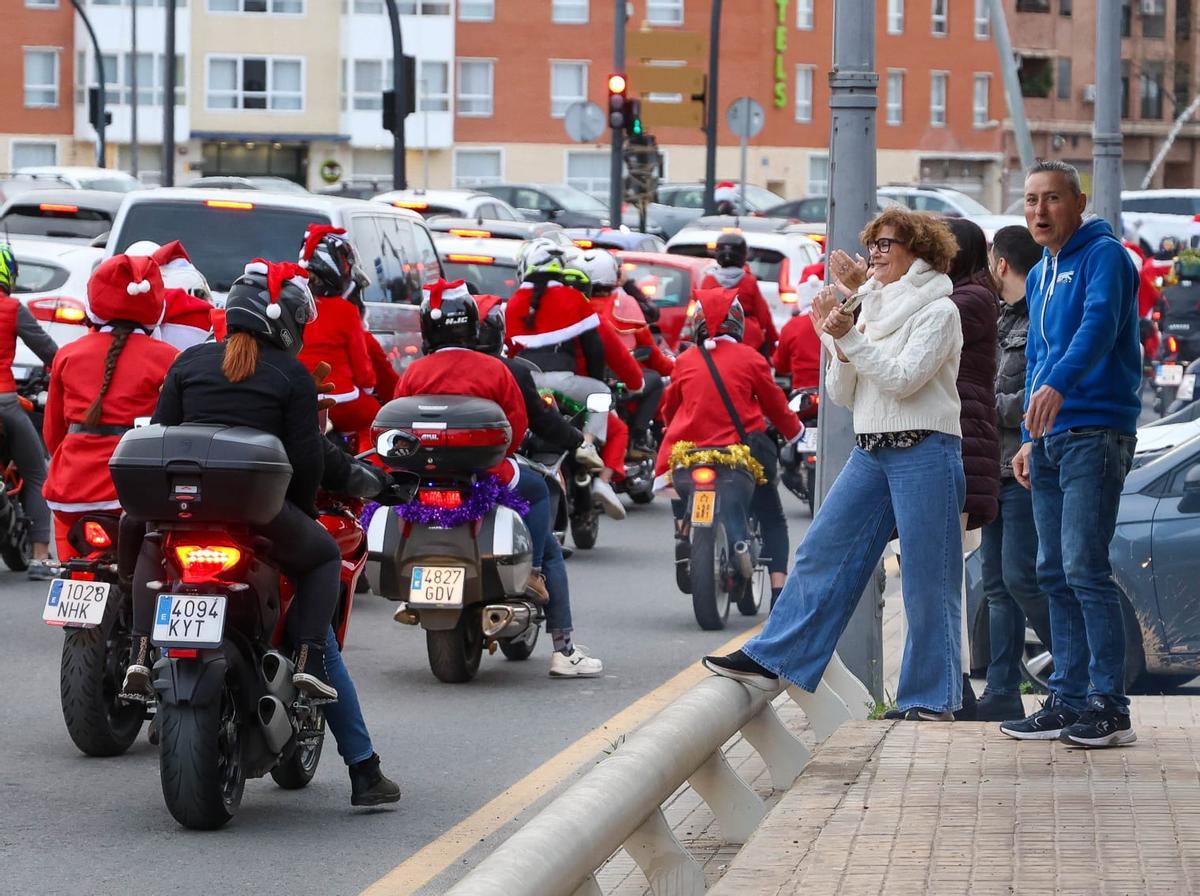 'Papanoelada' motera recorre las calles de València