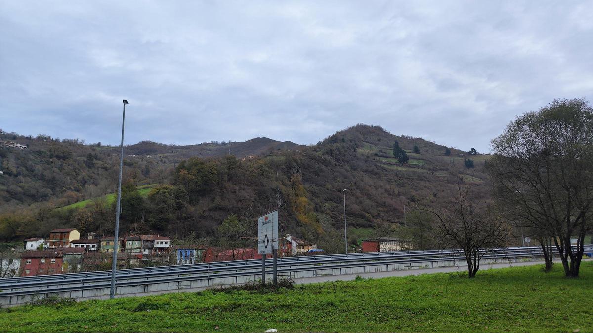 El Monte Pinín y Cuesta desde Corigos. | A. Velasco