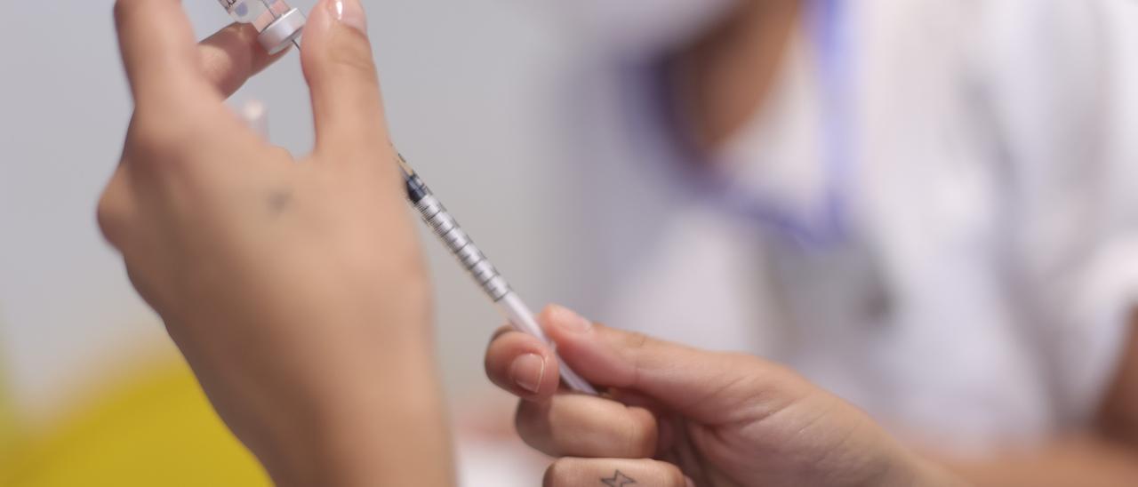 Una sanitaria recarga una dosis de la vacuna contra el covid-19