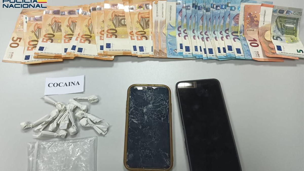 Material incautado al detenido.