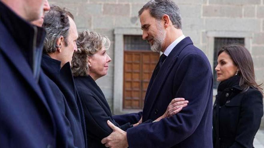 Felipe, Letizia y los Reyes eméritos asisten al funeral por Pilar de Borbón