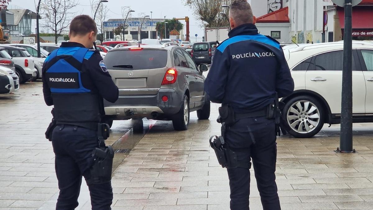 Vehículos en la zona comprendida entre la plaza y el puente de Vista Alegre, que da acceso al colegio.