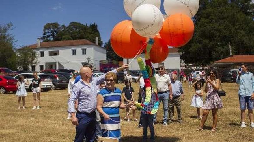 Sindo Ferradás y Carmen Jácome sujetan los globos. // Bernabé/A.Agra