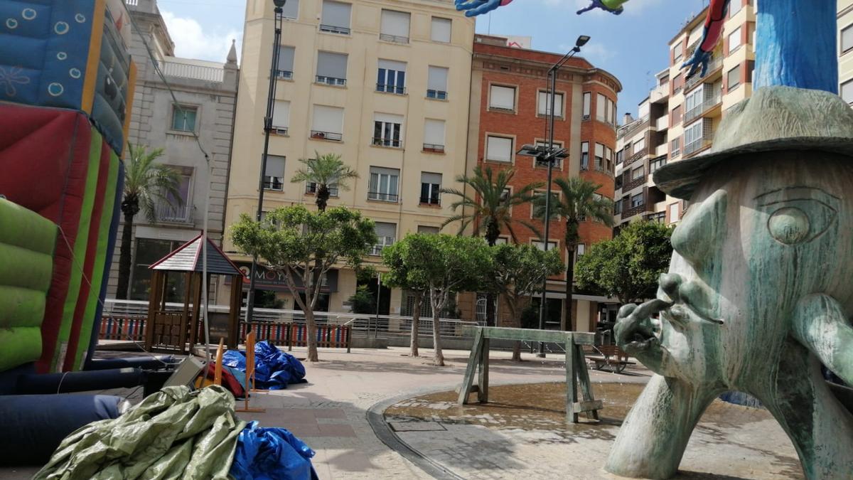 Imagen del castillo hinchable de este domingo, ya sin usar la escultura como método de sujeción para las cuerdas.