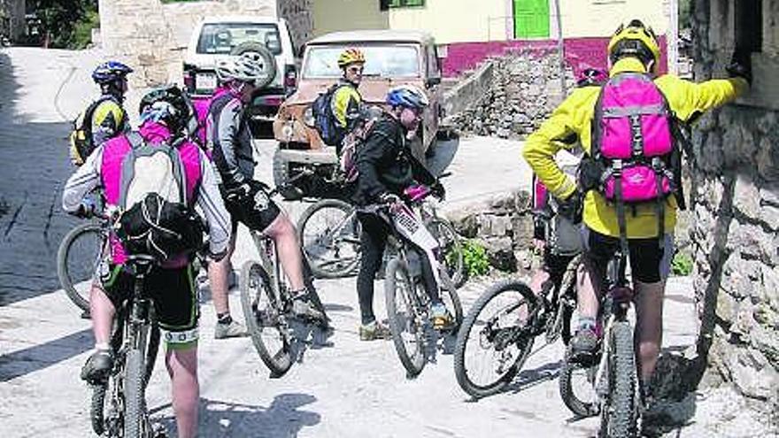 Un grupo de ciclistas, durante un descanso.