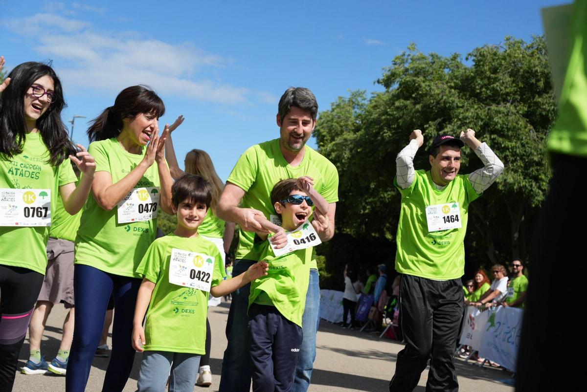 Llegada del niño Juan, usuario del exoesqueleto pediátrico, con su familia.