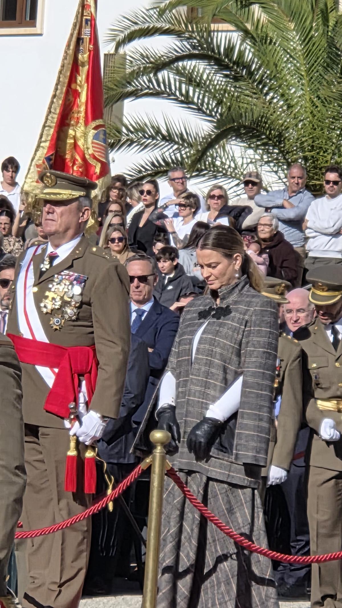 Marga Prohens, junto al comandante general de Baleares.