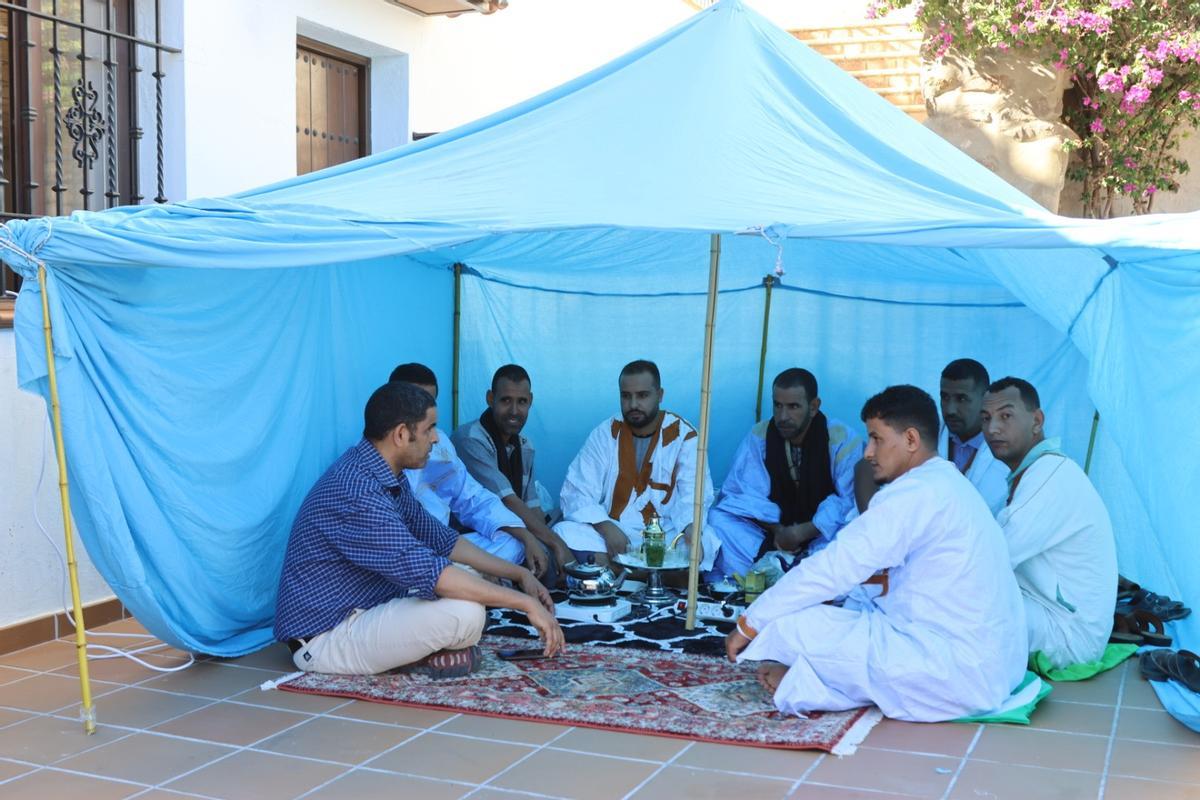 Los pastores saharauis toman té en una tienda improvisada en Benarrabá.