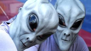 Recreación de dos extraterrestres o ’aliens’.