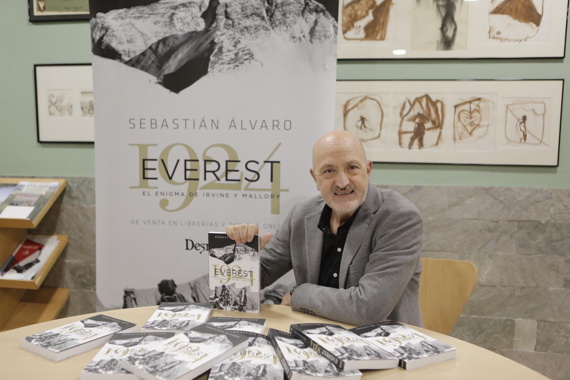 Sebastián Álvaro, con su libro &quot;1924. Everest, el enigma de Irvine y Mallory&quot;.
