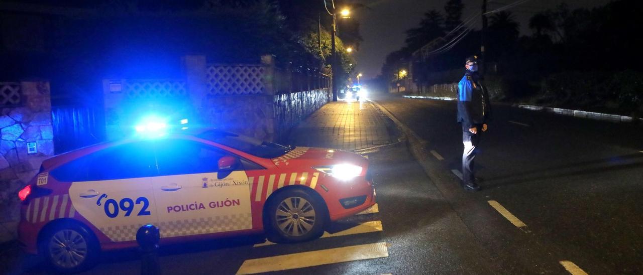 Agentes de la Policía Local de Gijón en un control.