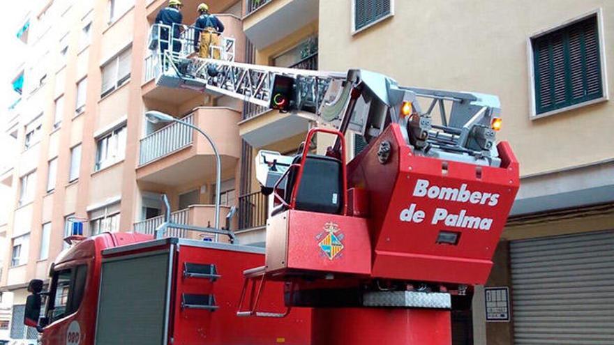 Encuentran un cadáver rodeado de basura en un piso de Palma