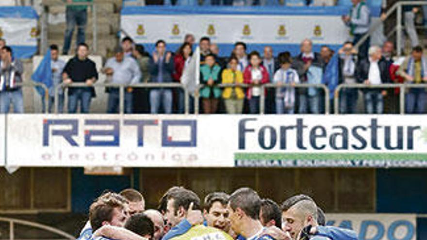 Los jugadores del Avilés hacen piña al final del partido ante el Llagostera, en el Suárez Puerta. | Mara Villamuza