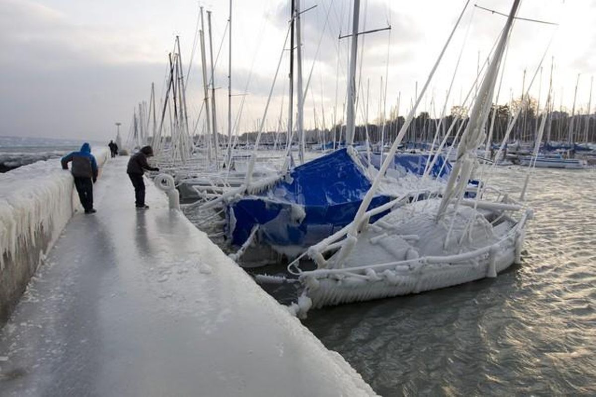 Barques cobertes de gel en el port de Choiseul, a prop de Ginebra.