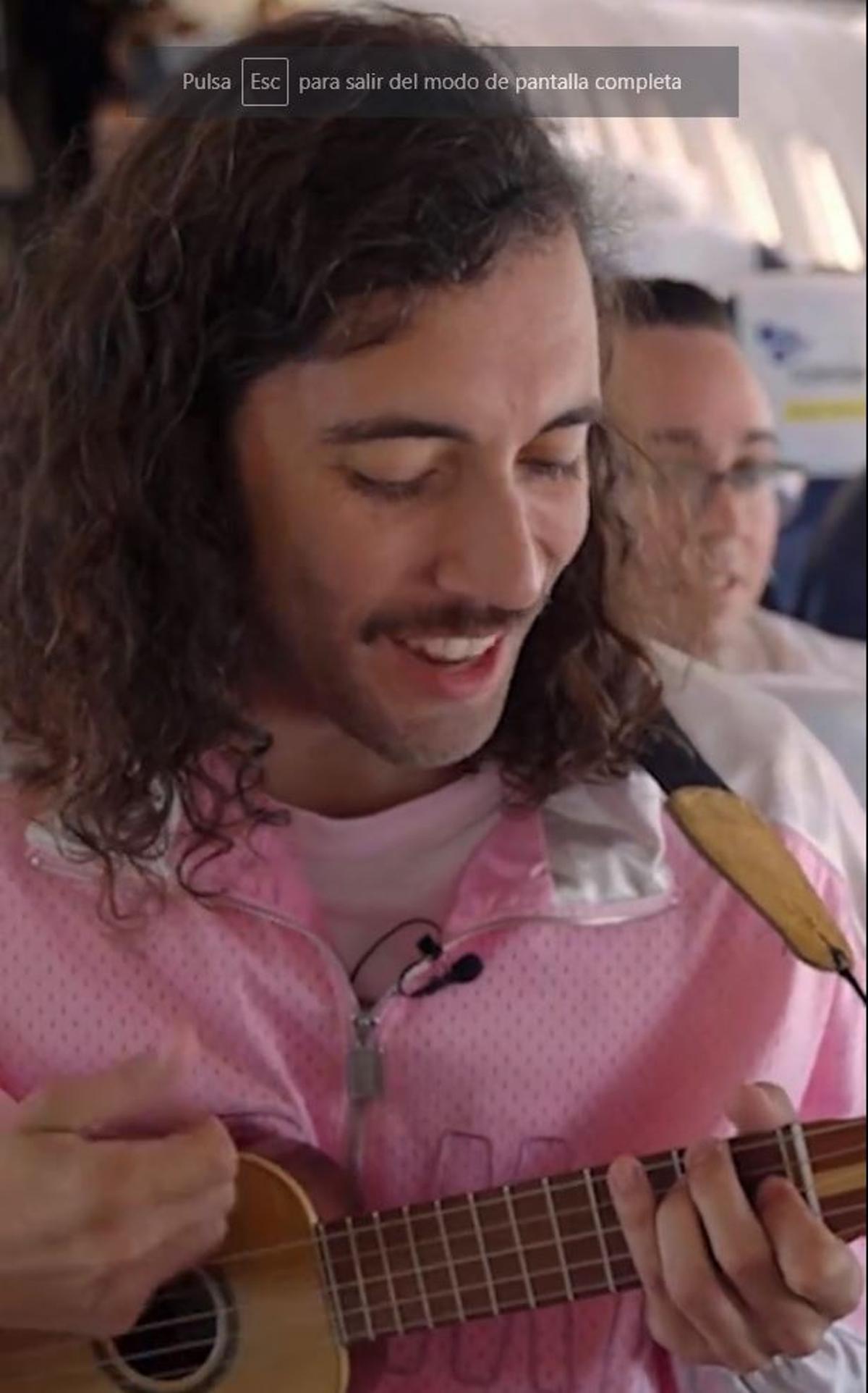 Sergio Oramas interprentando la canción en el avión.