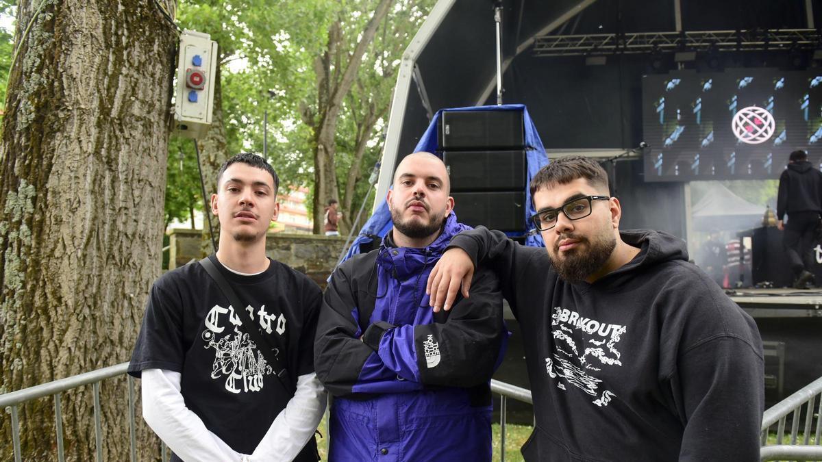 Tadeo, Brais y Uxío, del grupo de rap Periferia Centro.