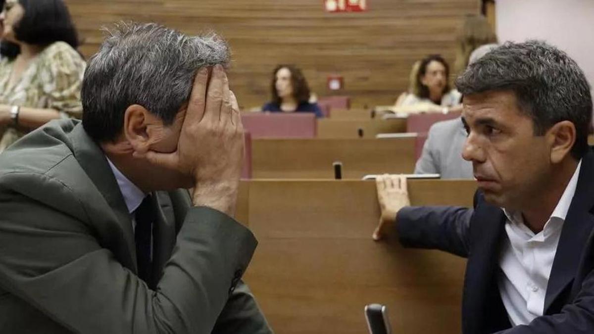 Vicente Barrera y Carlos Mazón hablan durante el pleno.