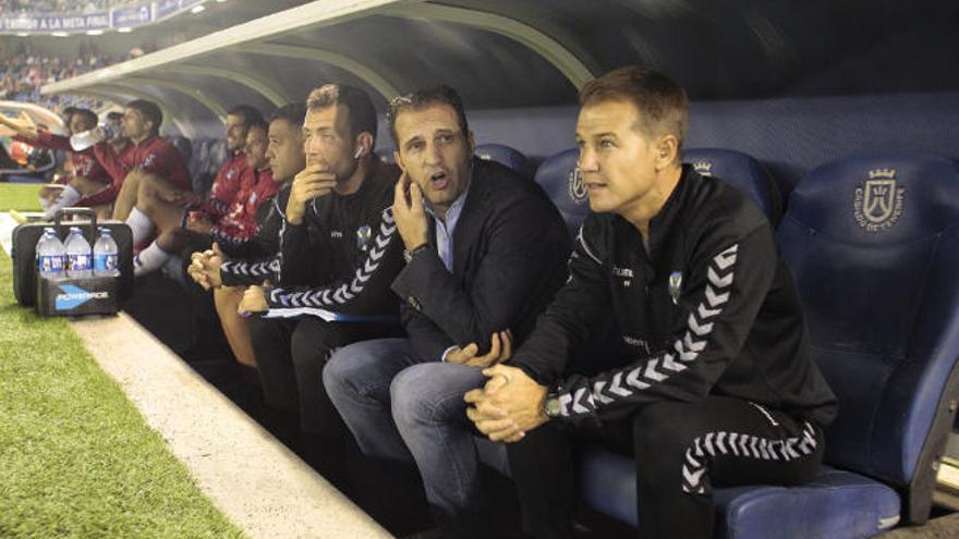 Rubén Baraja, antes del partido de ayer junto a sus ayudantes.