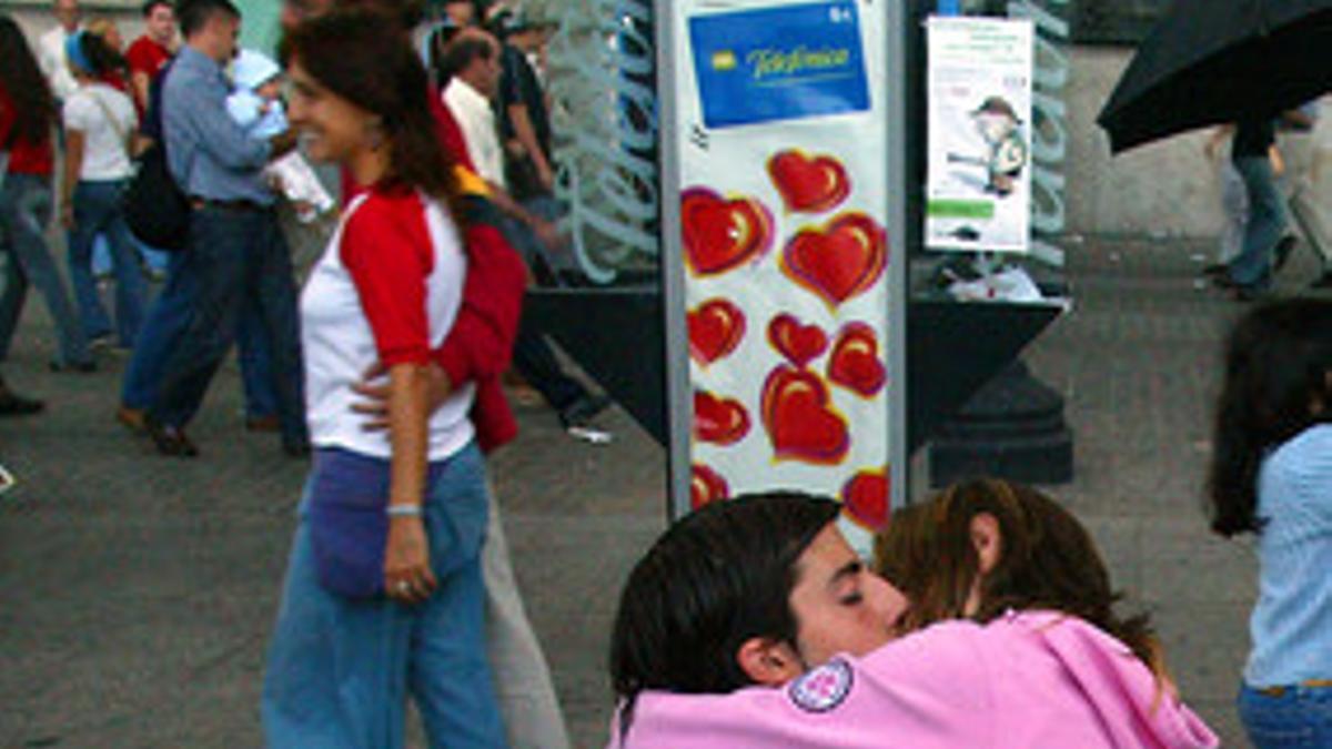 Unos chicos se besan en el centro de Barcelona, en el 2003.