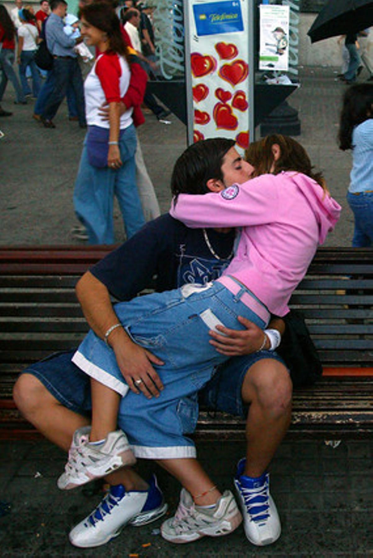 Uns adolescents es fan un petó al centre de Barcelona, el 2003.