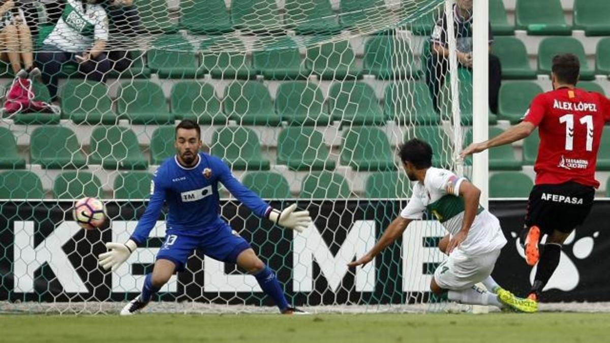 López marca uno de sus dos goles en Elche.