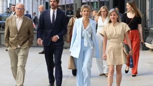El ministro de Cultura, Ernest Urtasun (2i); la vicepresidenta segunda y ministra de Trabajo, Yolanda Díaz (3i) y la portavoz de Sumar en el Congreso, Verónica Martínez, llegan a una sesión plenaria, a 28 de mayo de 2025, en Madrid (España)