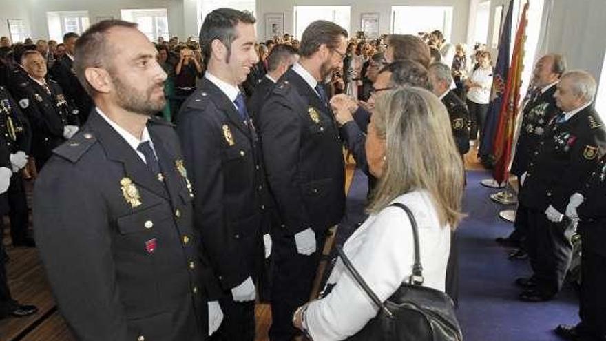 Un momento de la condecoración a varios agentes.