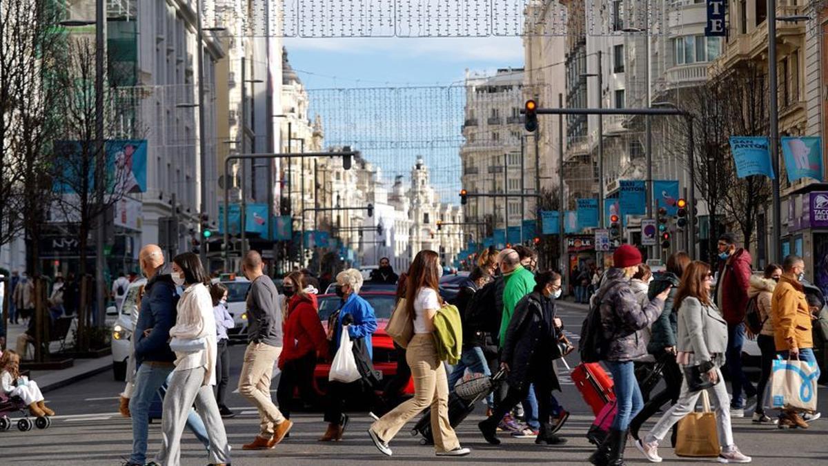 Peatones en la Gran Vía de Madrid.