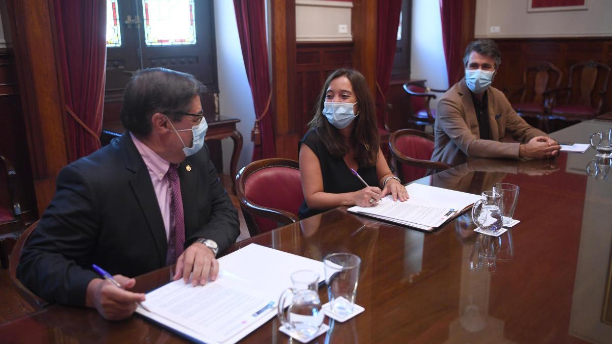 Firma de los convenios de colaboración entre el Concello y la Universidade da Coruña para la transformación de la  fachada marítima.