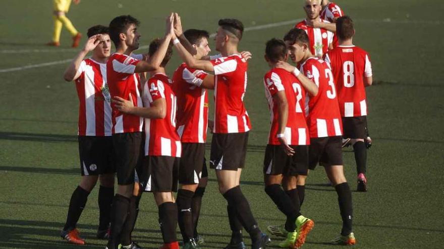 Los rojiblancos celebran el gol de Jorge Santos, ayer en el anexo del Ruta.