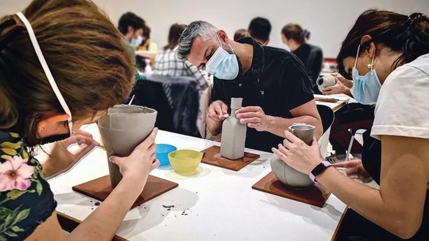 Taller de barro para adultos.