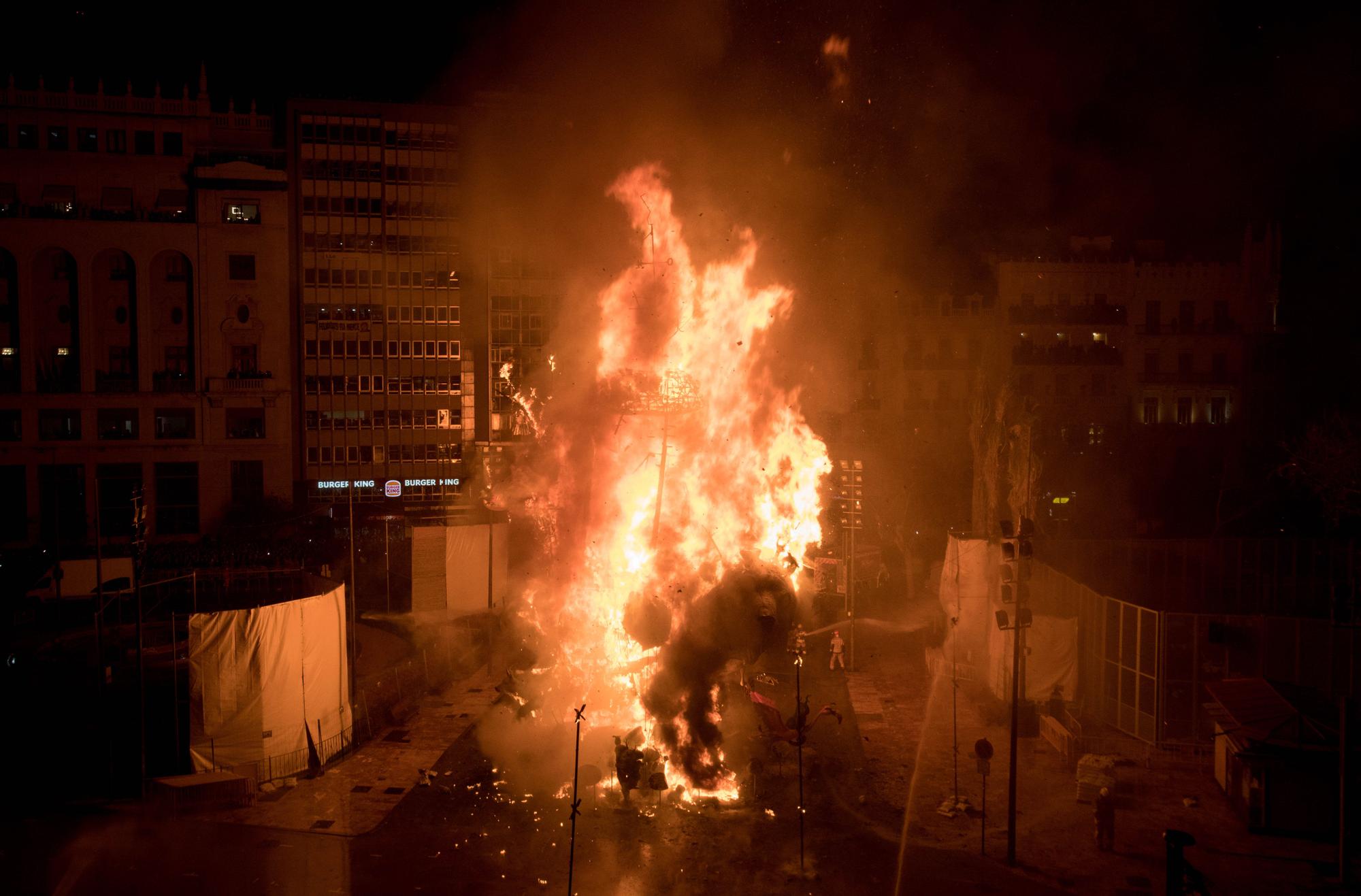 La falla municipal de València, devorada por las llamas