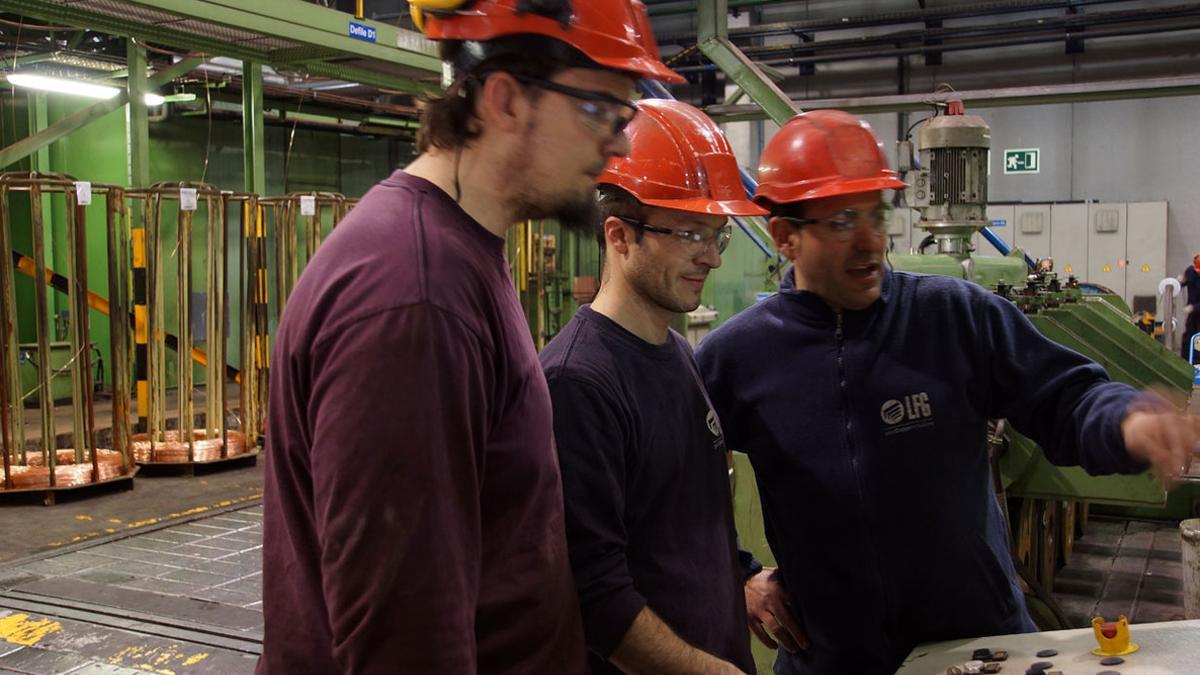 Trabajadores en la planta de La Farga en Les Masies de Voltregà.