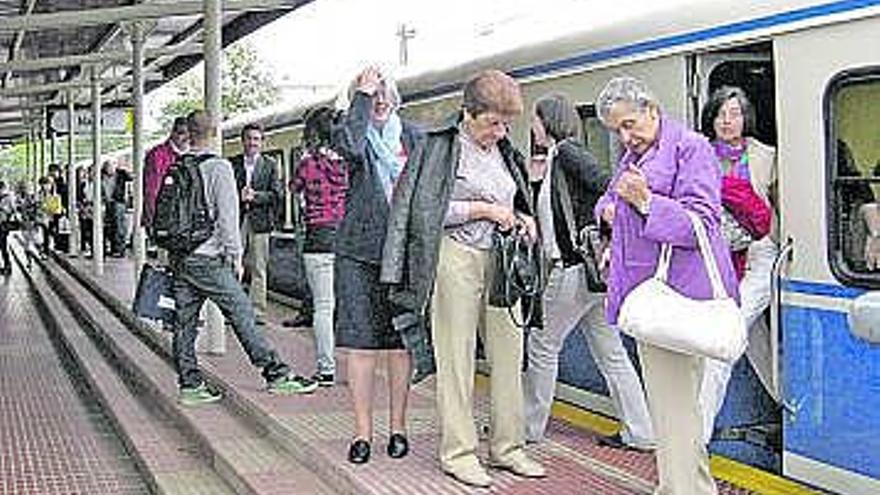 Pasajeros del primer «Tren de la sidra» se bajan en la estación de Nava.