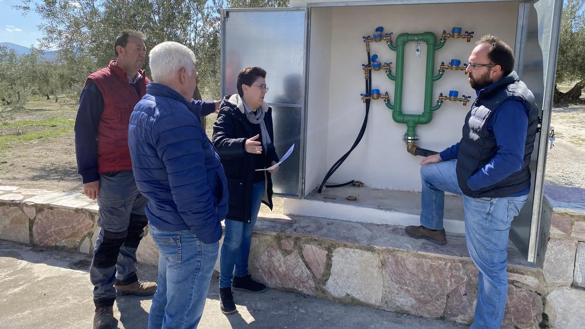 La alcaldes de Fuente Tójar supervisa los trabajos de la mejora de la red de aguas.
