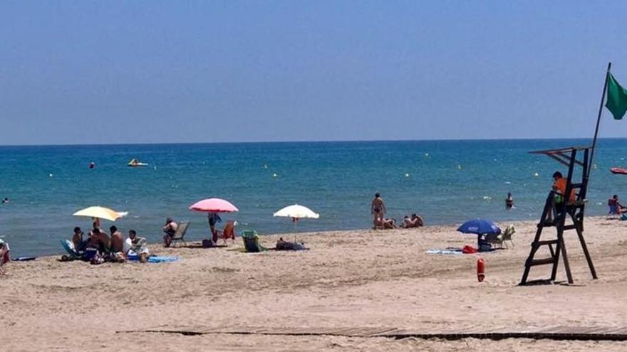 El Perelló prohíbe colocar sombrillas en la playa antes de las 10 de la mañana