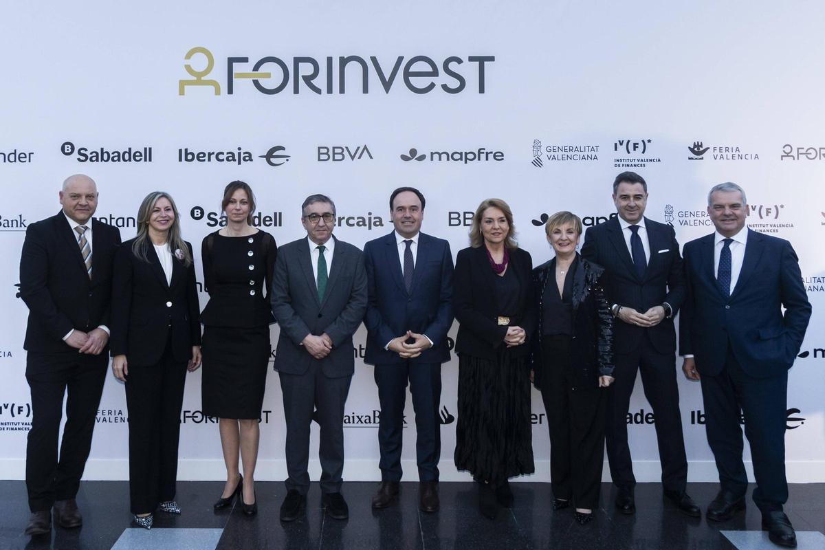 El presidente de la Generalitat, Juanfran Pérez Llorca, en el centro, junto a otros miembros del Consell, en Forinvest