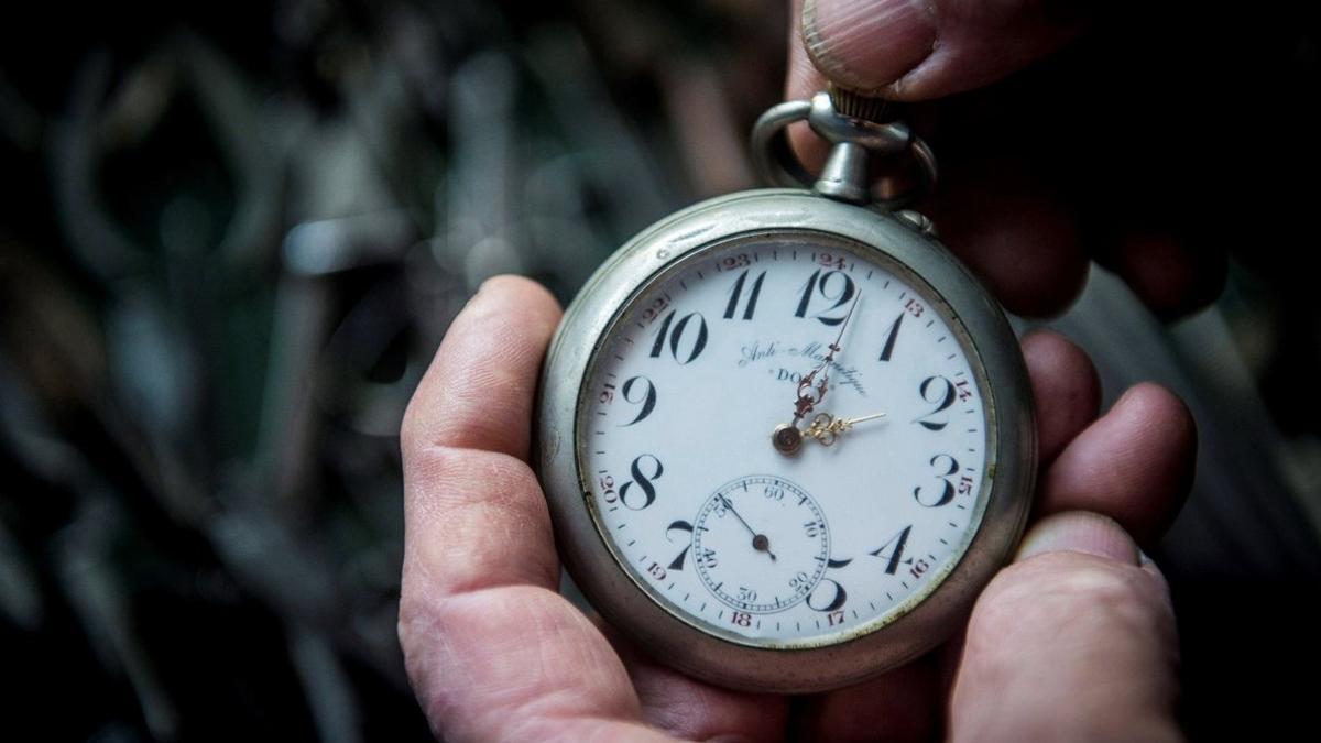 Un reloj con las manecillas en las dos.