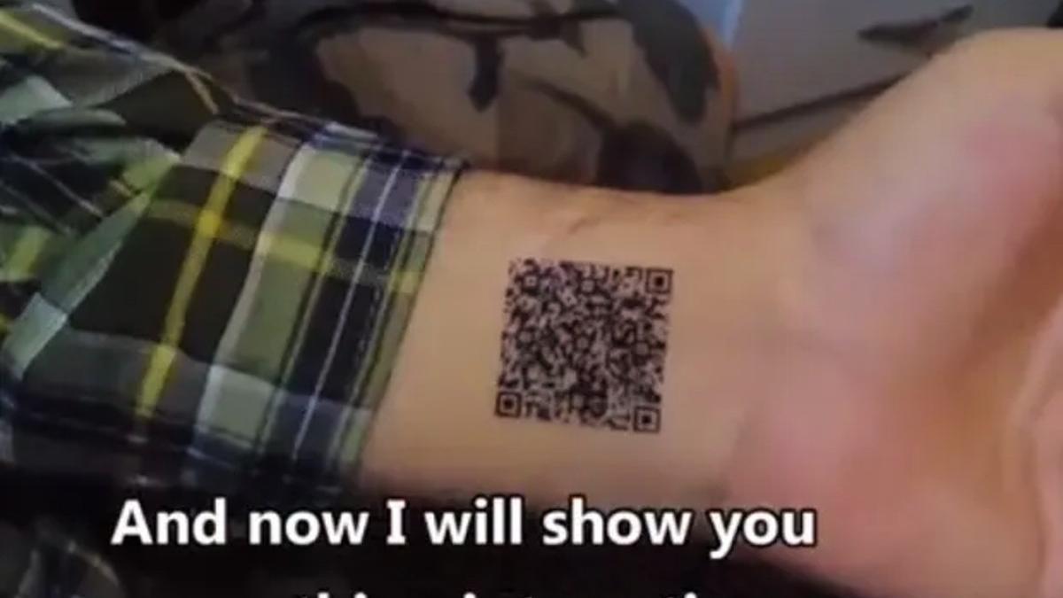El código QR en la muñeca de Carlos