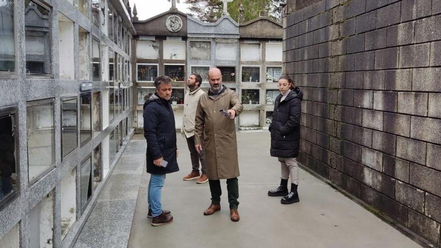 Juncal visita el cementerio de Beluso, cuyas mejoras avanzan a buen ritmo