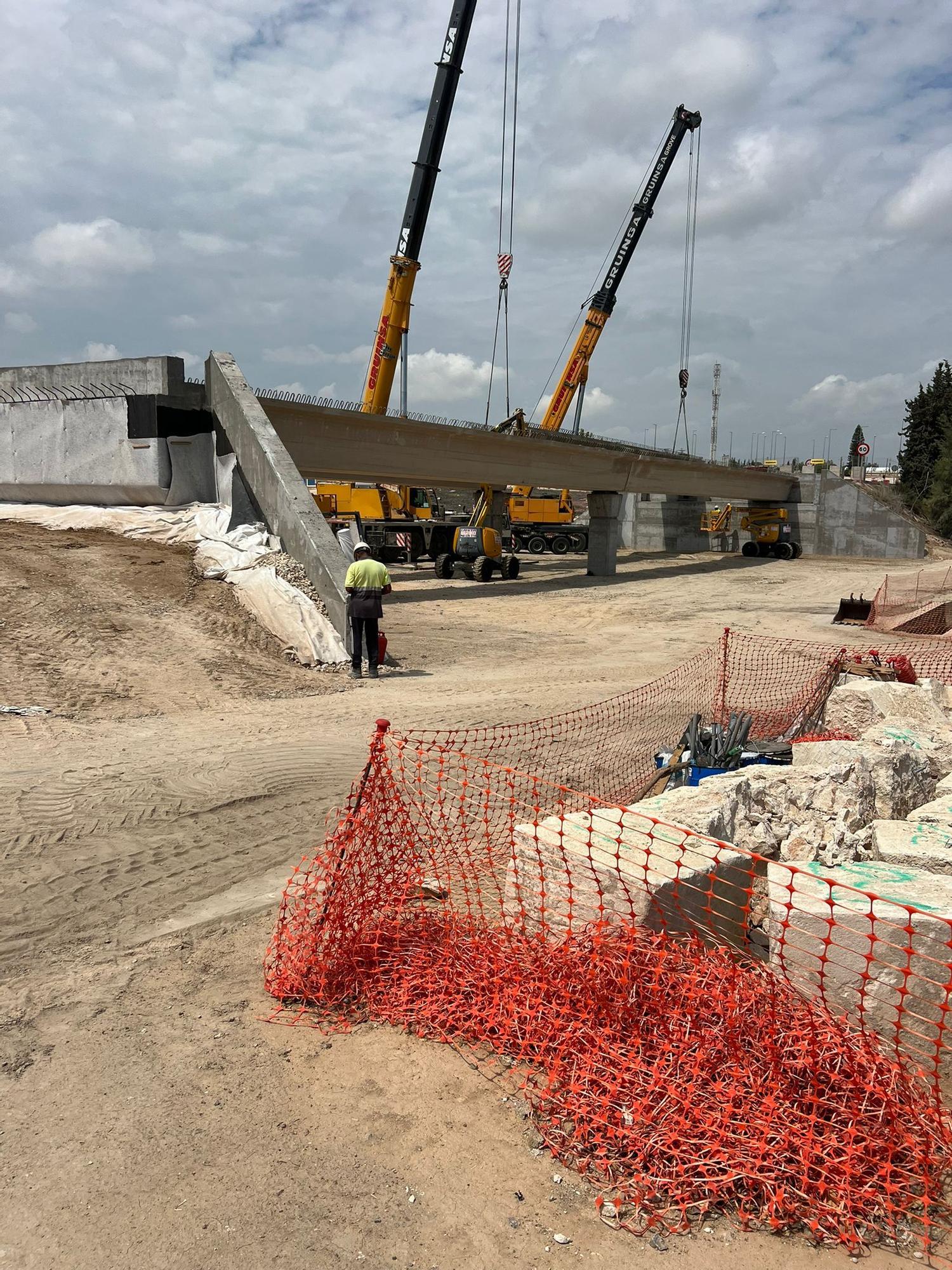 Ya faltal menos para completar el nuevo puente sobre la CV-95 en San Miguel de Salinas