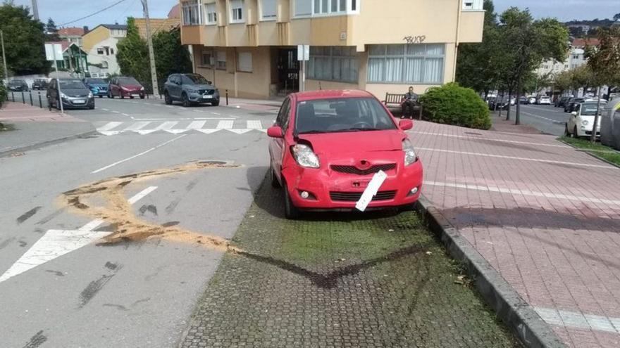 Ileso en Oleiros tras chocar contra un edificio y un coche