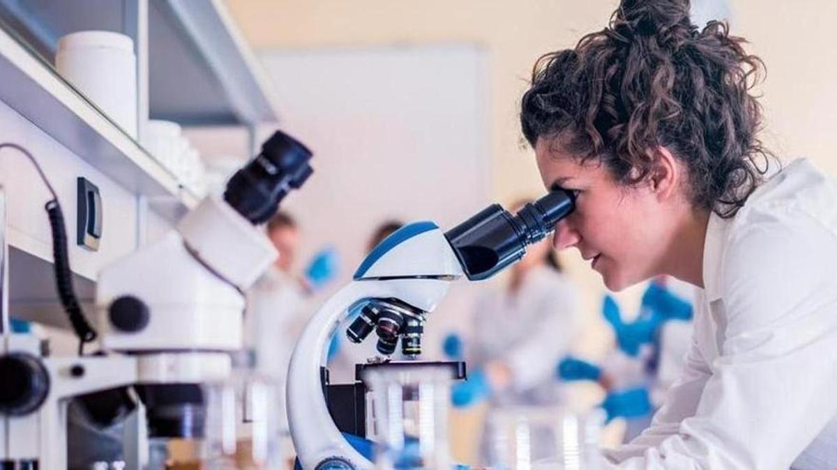 Foto de archivo de una científica en un laboratorio