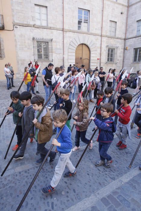 Petits Manaies desfilen pels carrers del Barri Vell